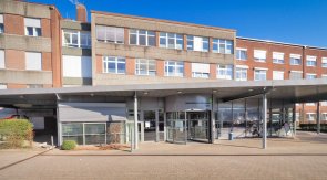 Großes Gebäude mit der Aufschrift Hümmling Krankenhaus Sögel