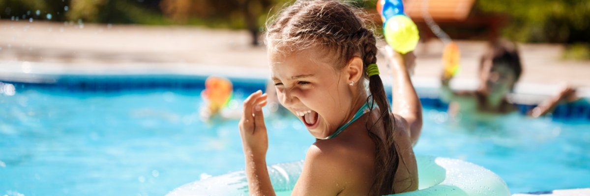 Ein lachendes Kind in einem Schwimmring im Wasser
