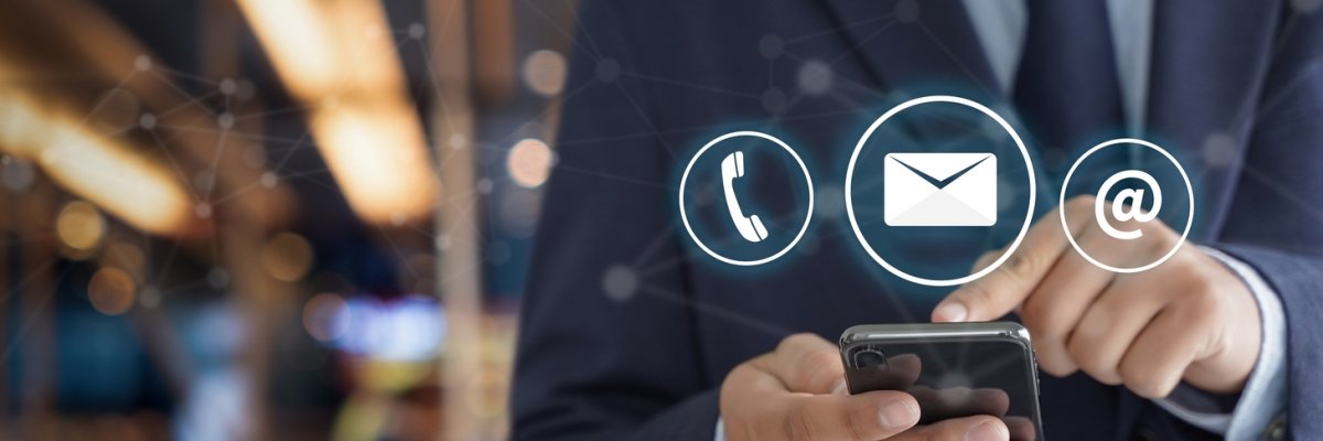 Jemand hält ein Smartphone in der Hand und über dem Smartphone schweben drei Symbole 