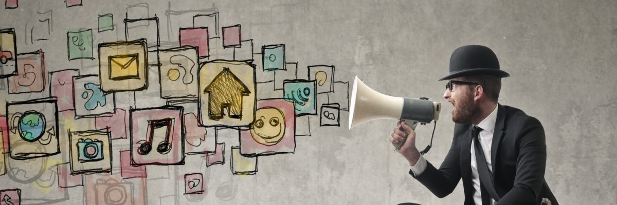 Ein Mann in einem Anzug spricht in ein Megaphone