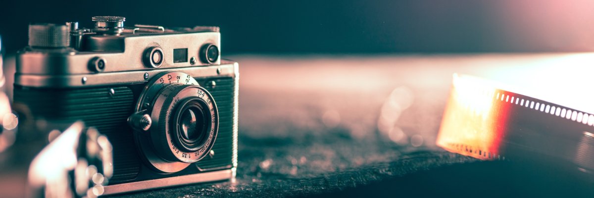 Eine alte Kamera und ein Filmstreifen 