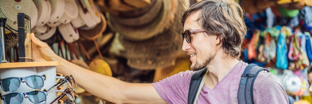 Ein Mann steht in einem Laden und schaut sich etwas an 