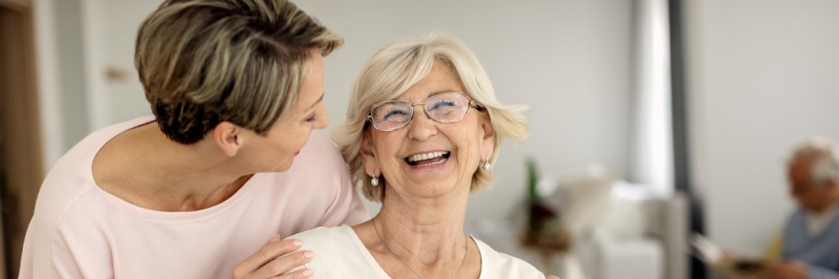Zwei Frauen unterhalten sich und die ältere lacht