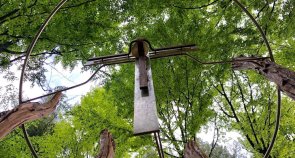 Ein großen Metallkreuz im Wald