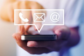 Smartphone und darüber sind Symbole abgebildet