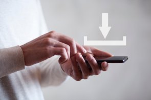 Zwei Hände halten ein Smartphone fest und darüber ist ein Symbol abgebildet
