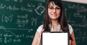 Eine Frau hält ein Tablett in der Hand und im Hintergrund ist eine große Kreidetafel