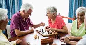 Einige Leute sitzen an einem Tisch und spielen Spiele