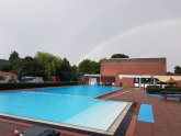 Ein großes Schwimmbecken und ein Gebäude im Hintergrund