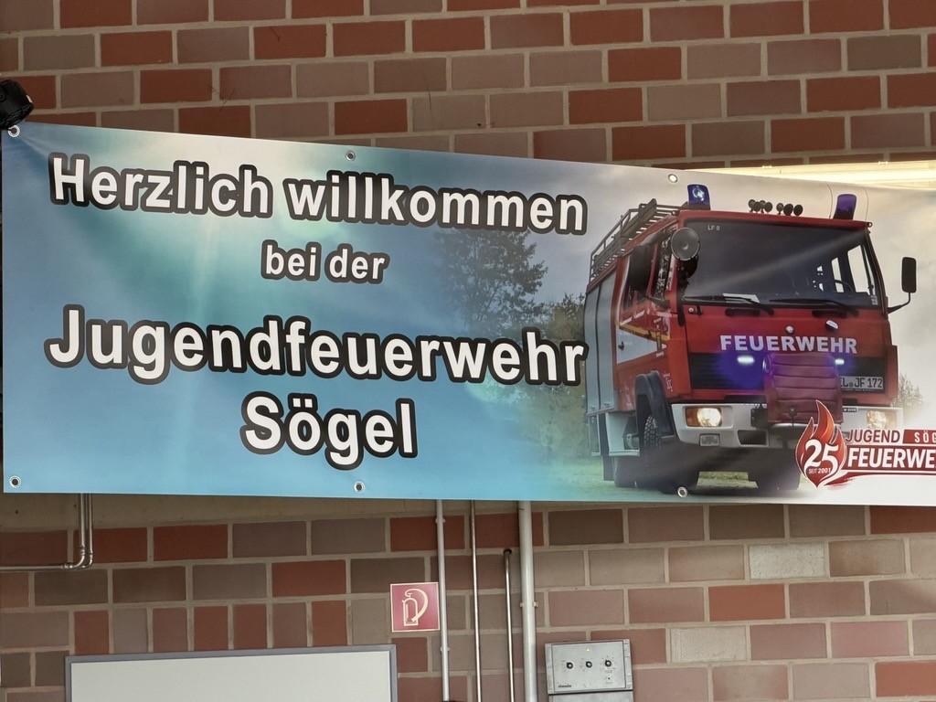 Auf dem Bild ist ein Banner mit der Aufschrift "Herzlich willkommen bei der Jugendfeuerwehr Sögel" zu sehen