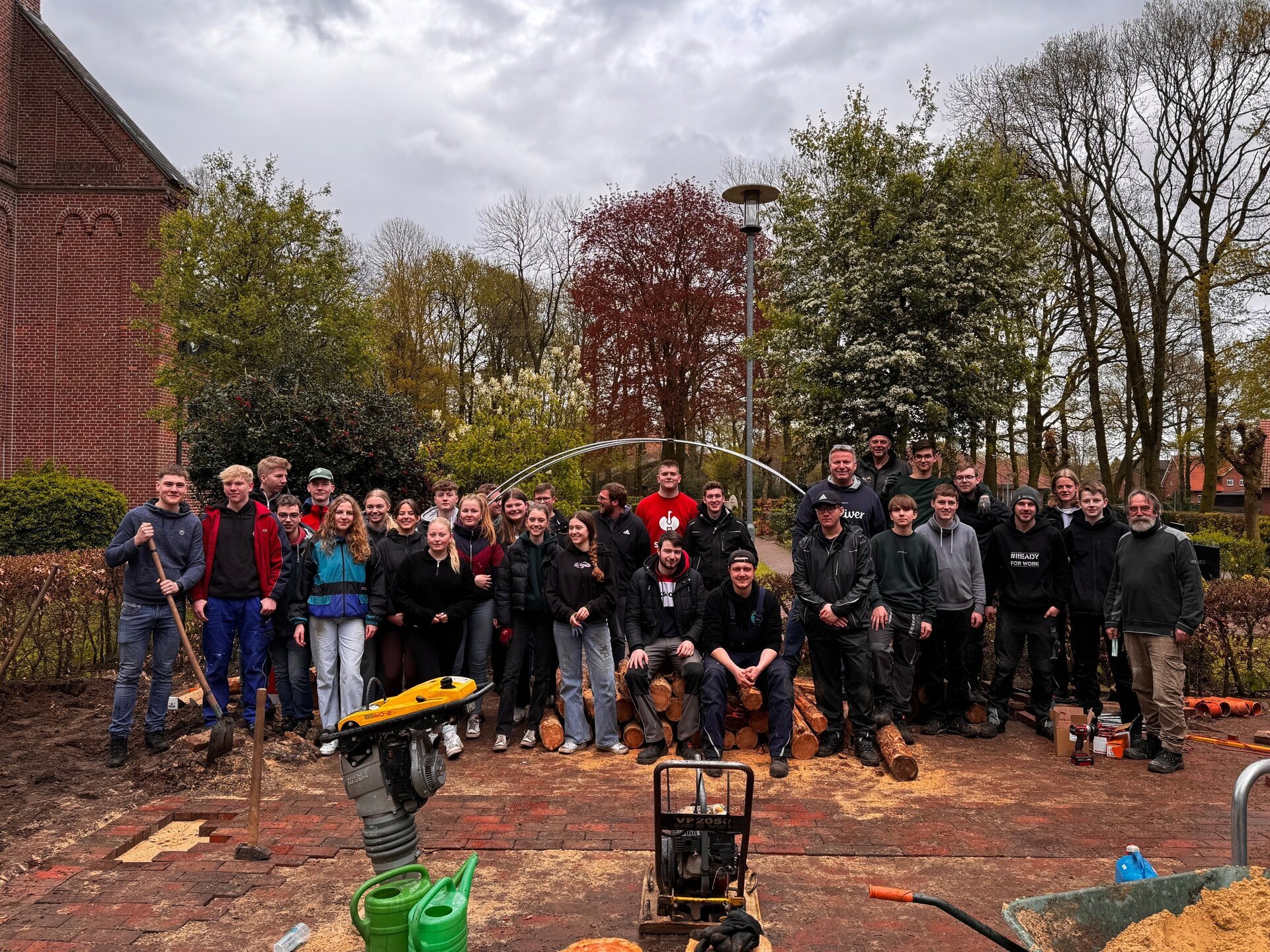 Ein Bild mit mehreren Jugendlichen 