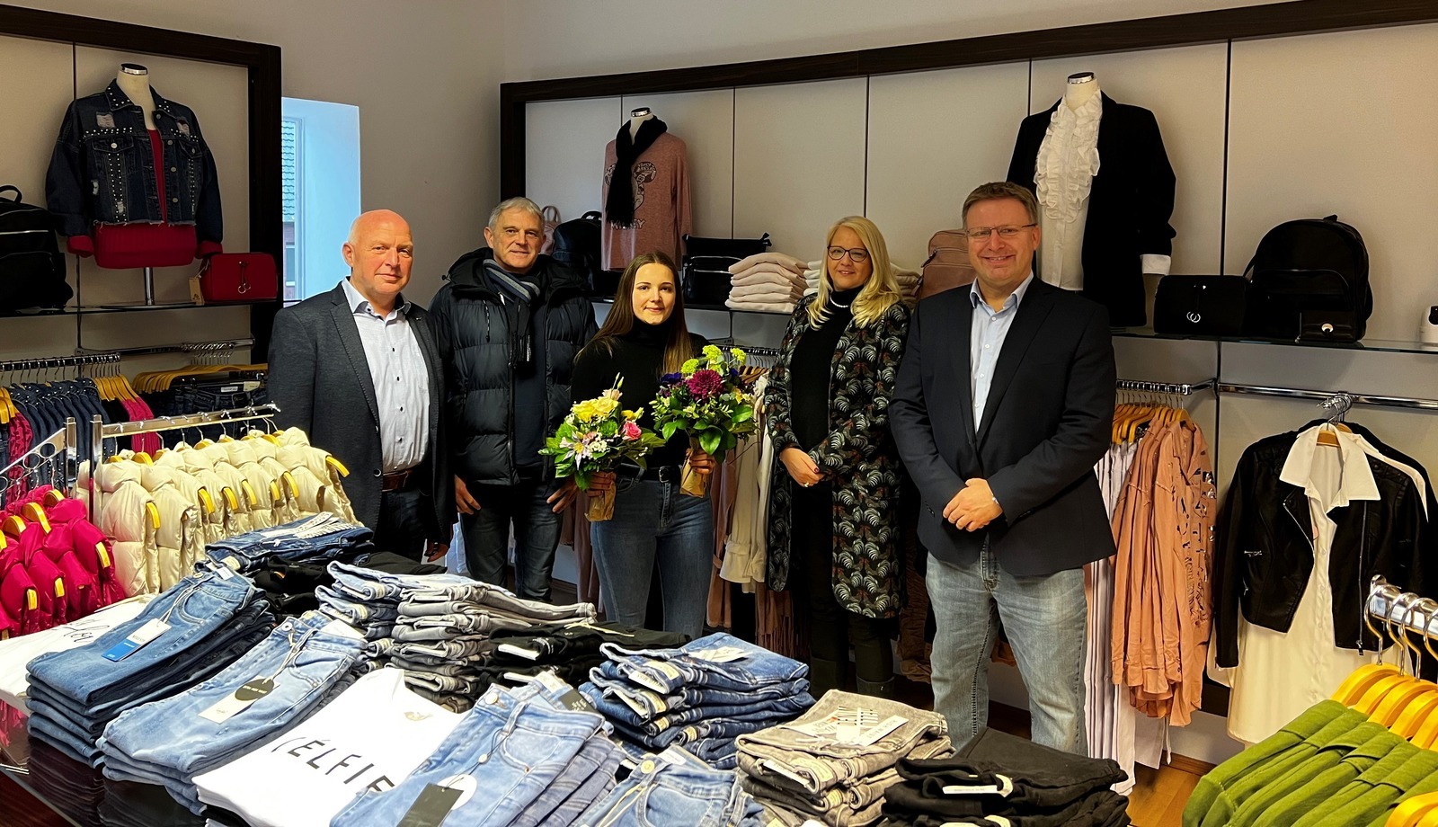 ein Bild mit Personen in einem Geschäft