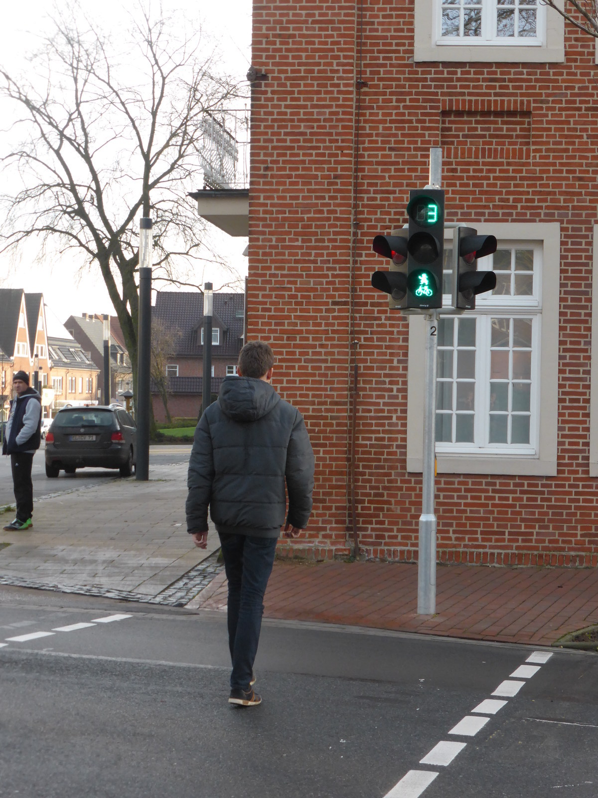 Ein Bild mit einer Ampel und einem Mann