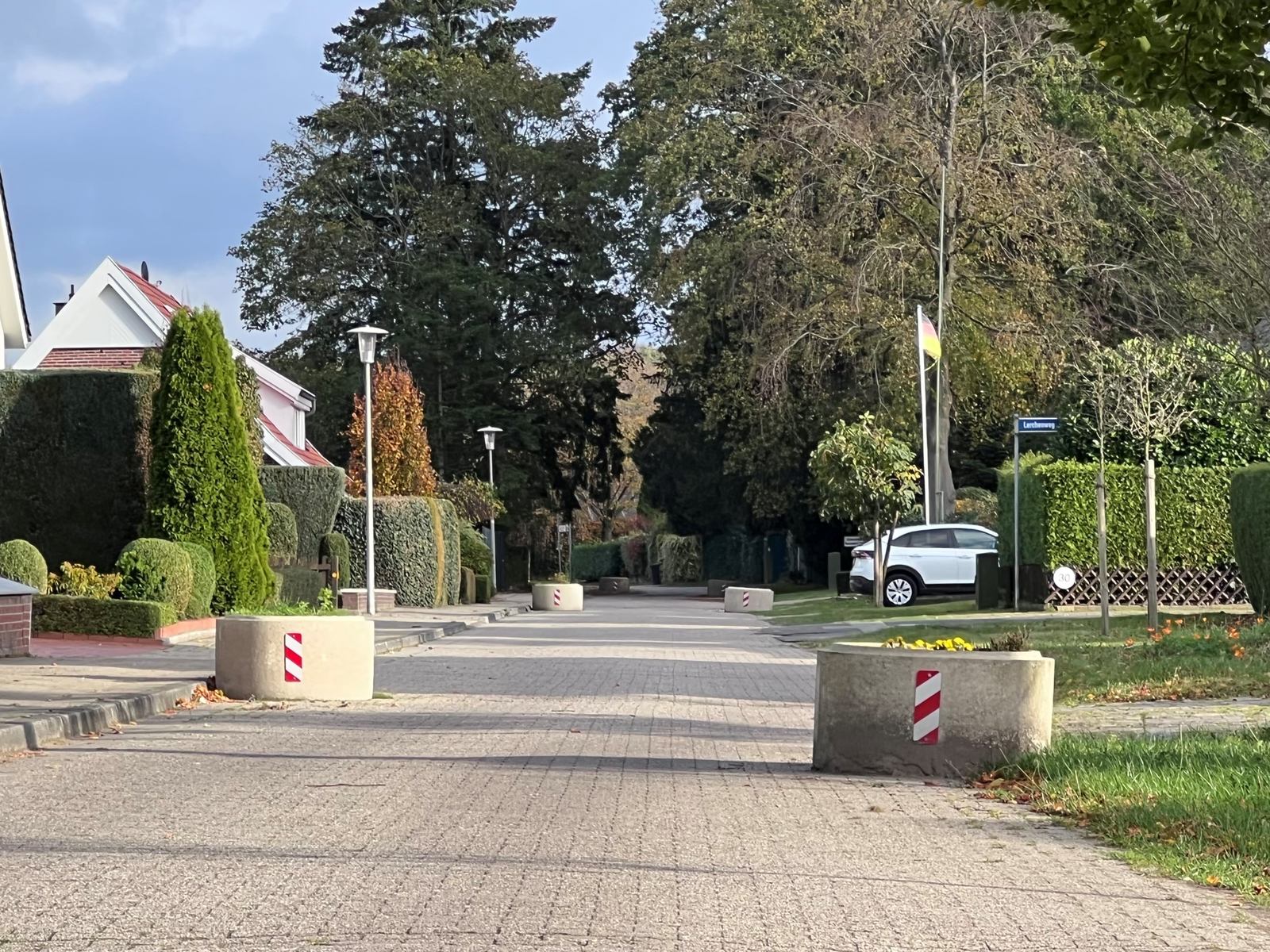 Eine Straße mit Betonkästen rechts und links versetzt 