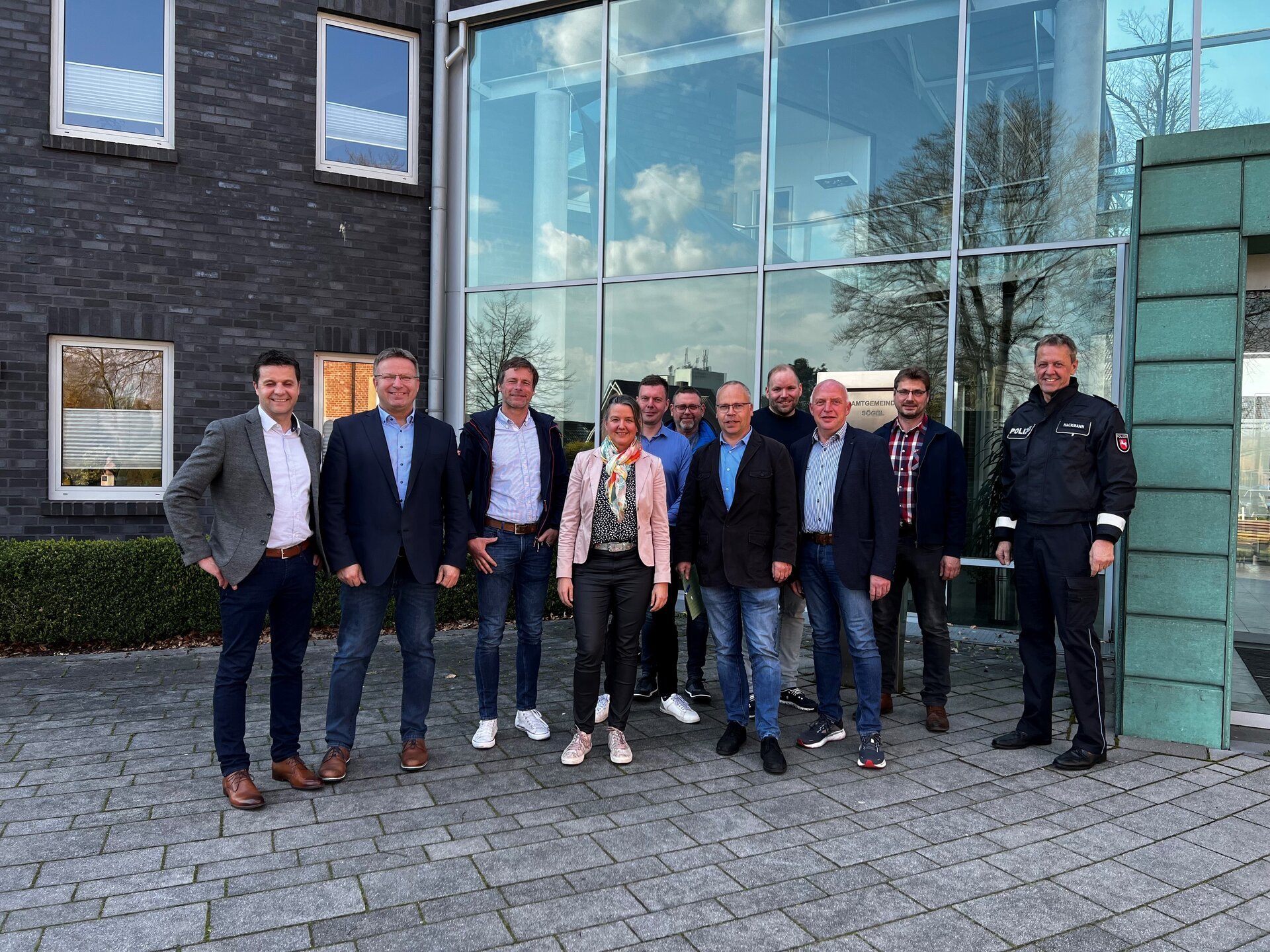 Ein Bild mit mehreren Personen vor dem Rathaus