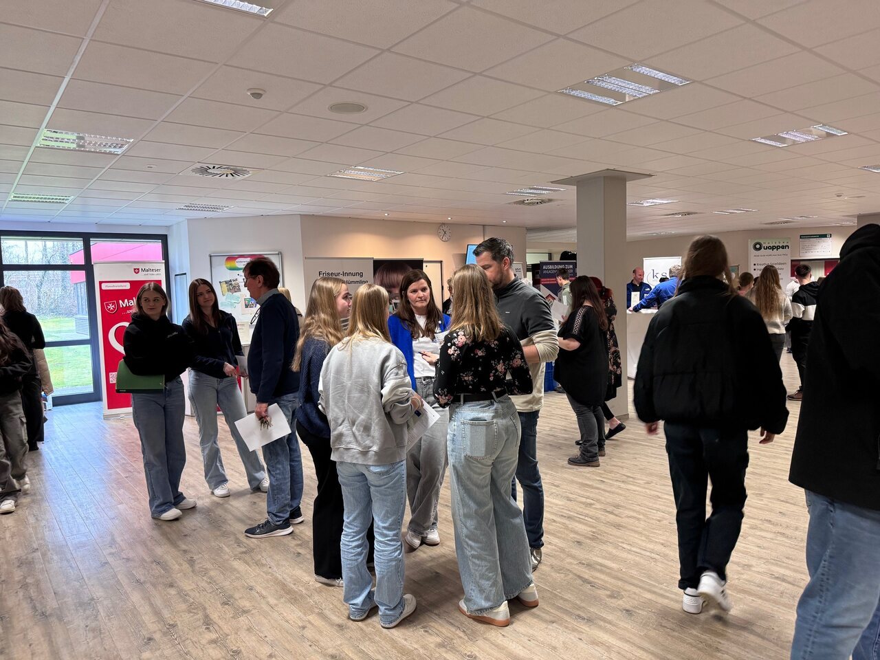 Ein Bild mit vielen Jugendlichen 