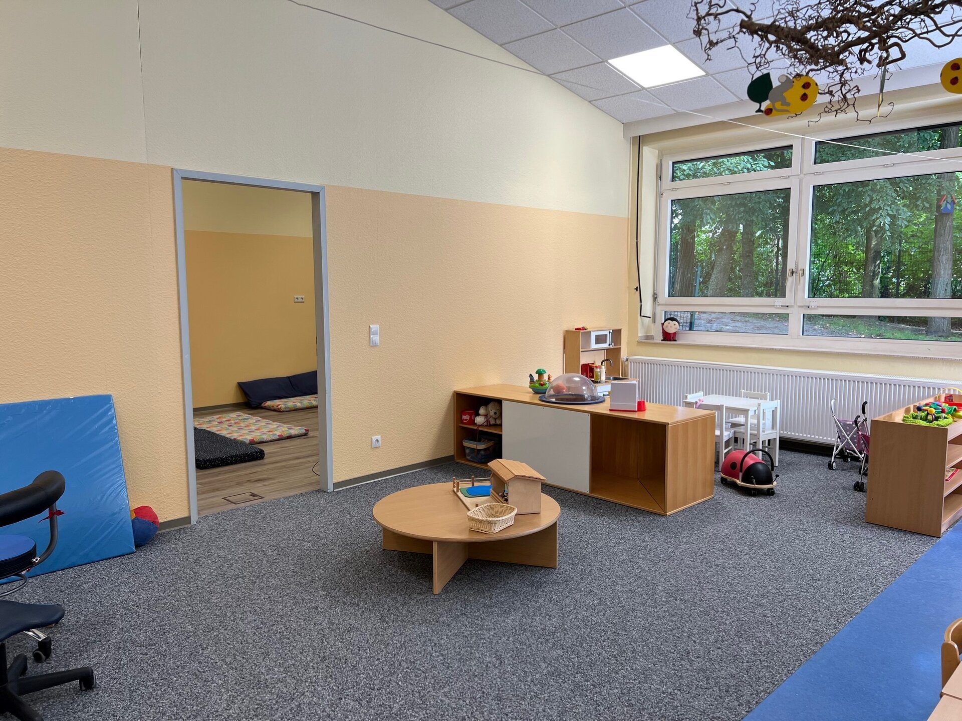 Ein Bild mit einem Raum zum Spielen