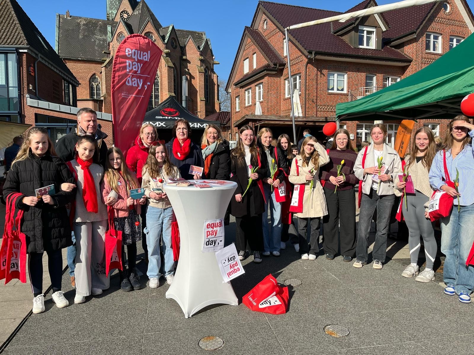 Ein Bild mit Personen auf dem Marktplatz 