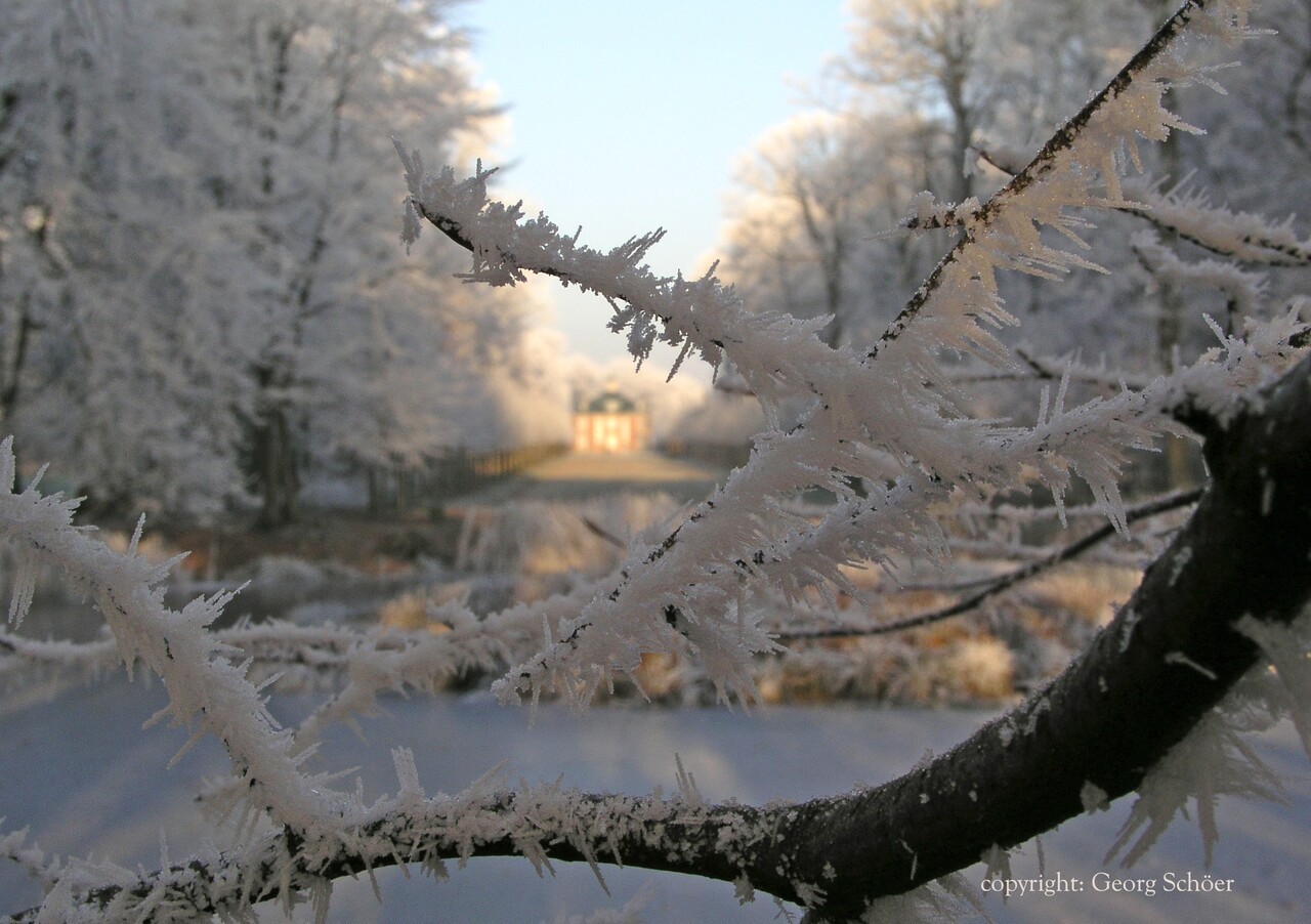 Ein Bild mit einer Winterlandschaft
