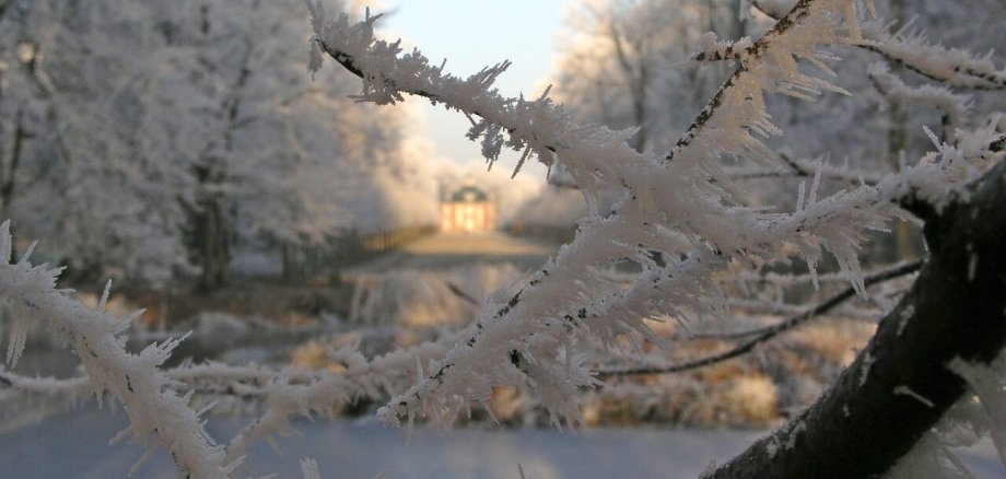 Ein Bild mit einer Winterlandschaft