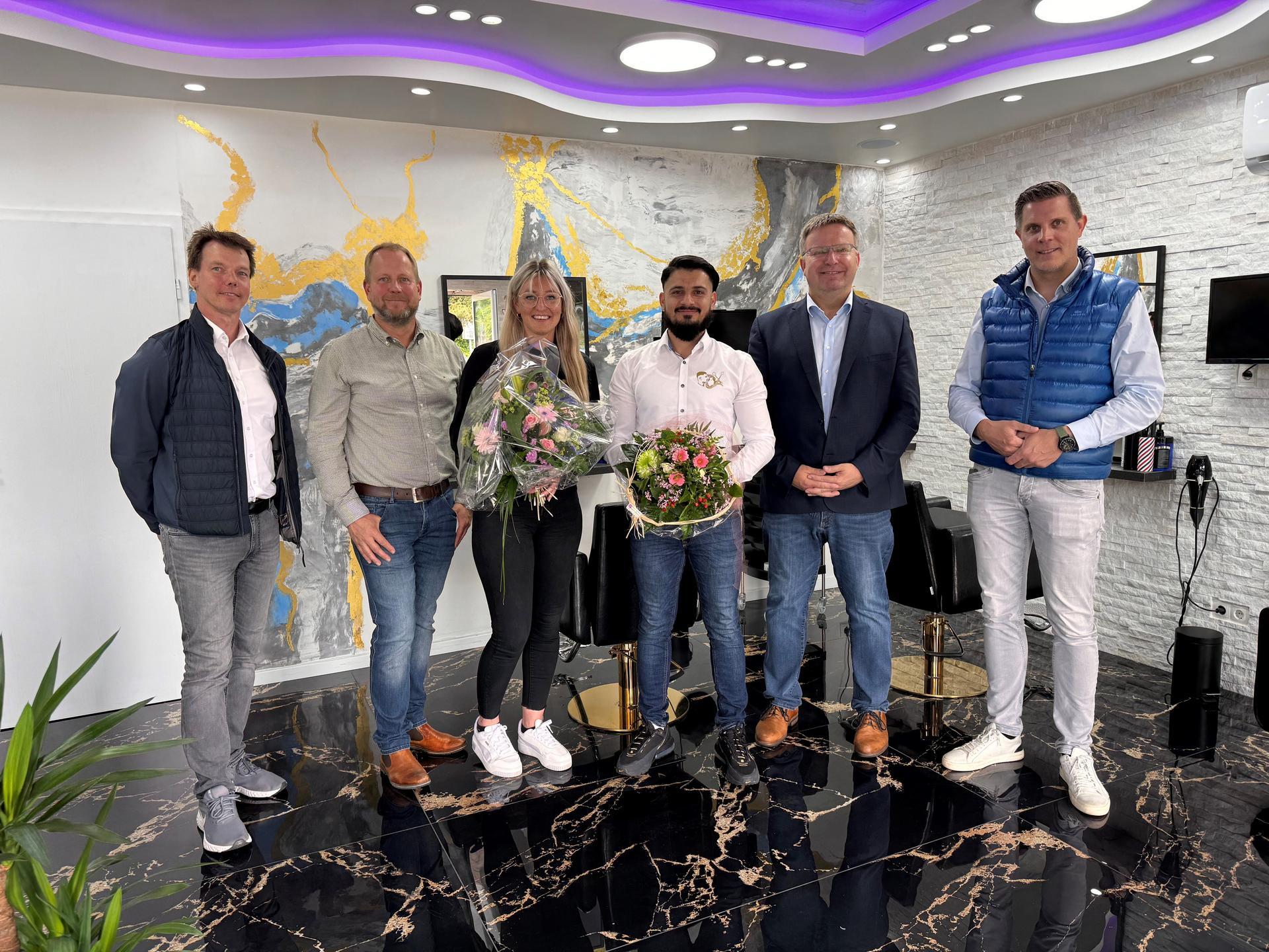 Ein Bild von einem Friseursalon mit Personen