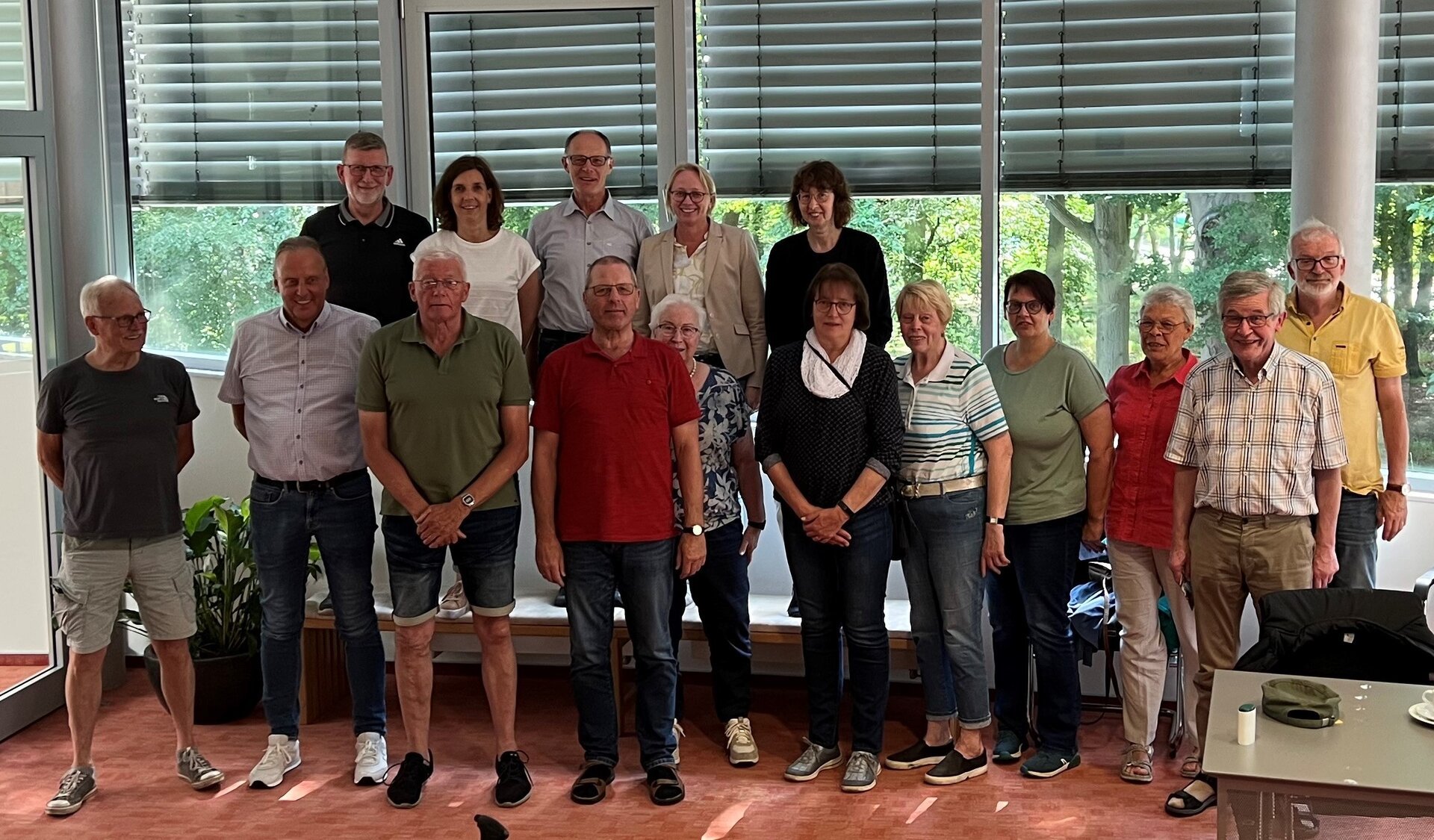 Ein Bild mit mehreren Personen im Saal