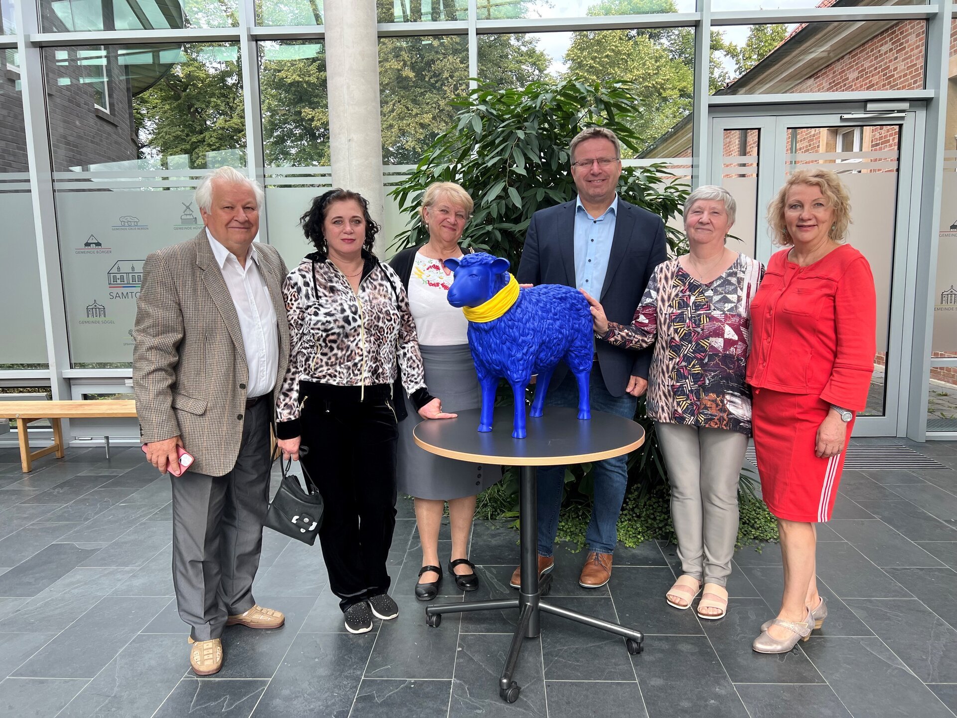 Ein Bild mit fünf Personen