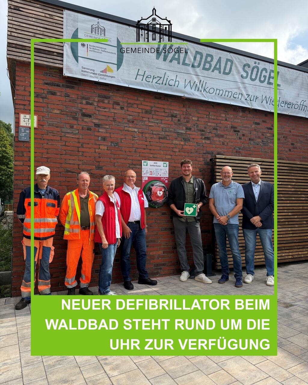 Ein Bild mit mehreren Personen vor dem Freibad