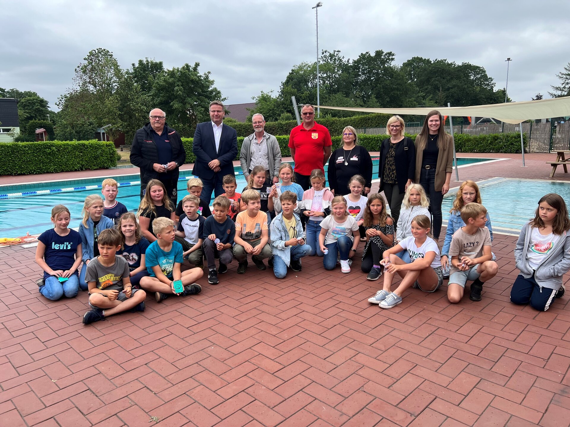 Ein Bild mit mehreren Personen im Schwimmbad