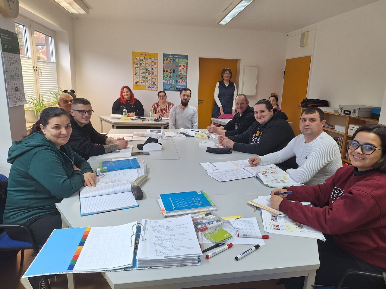 Ein Bild mit mehreren Personen beim Lernen