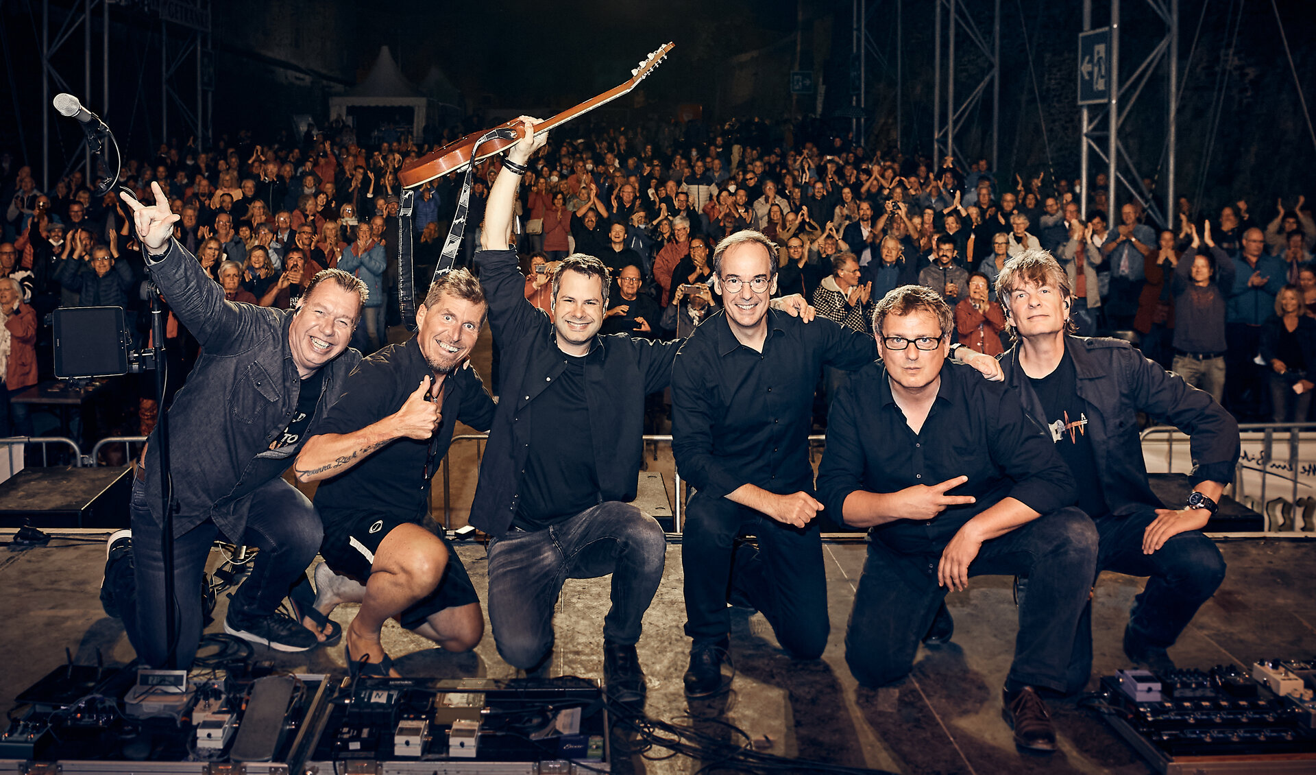 Ein Bild mit mehreren Musikern 