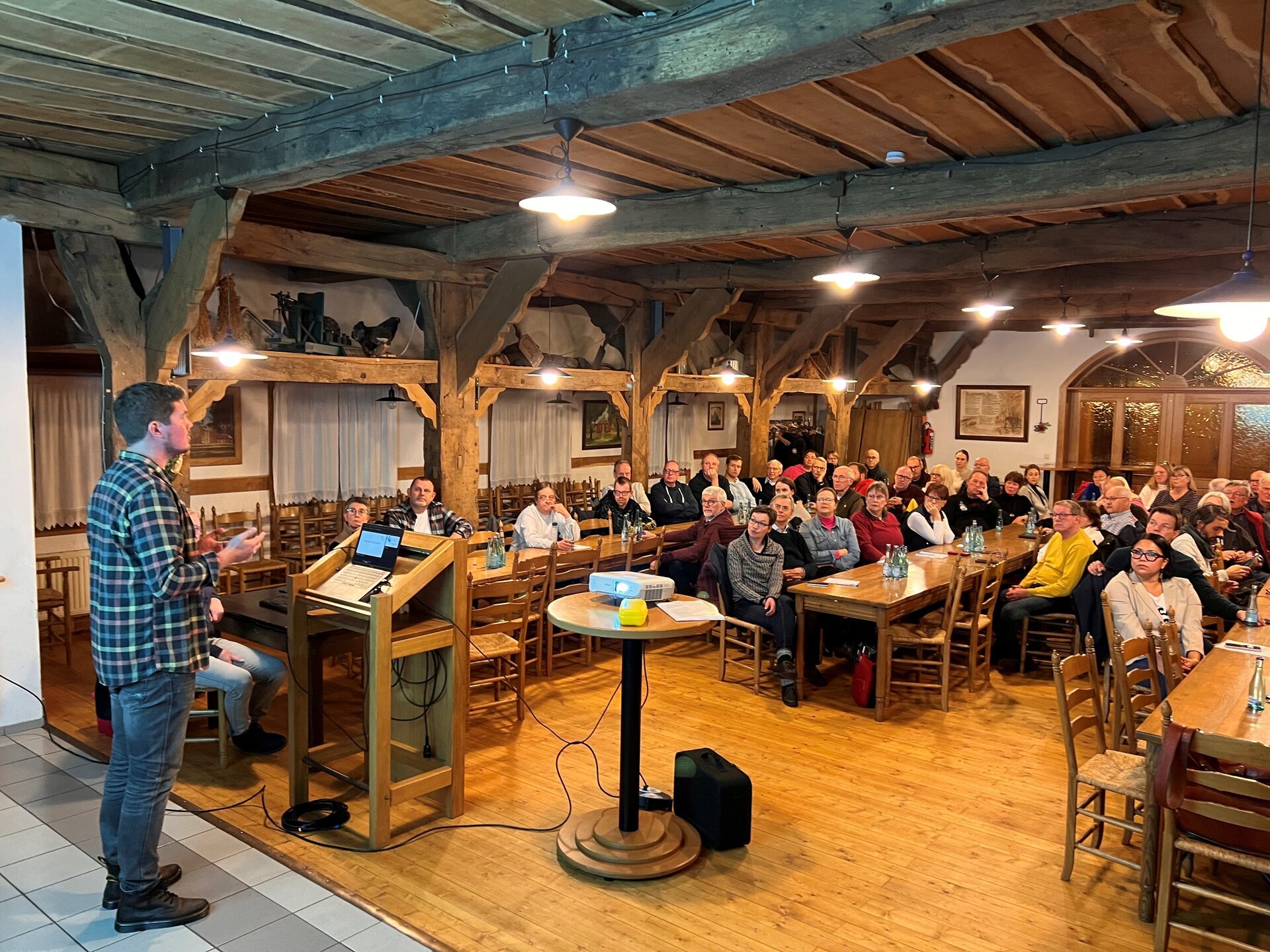 Ein Bild mit vielen Personen in einem Saal