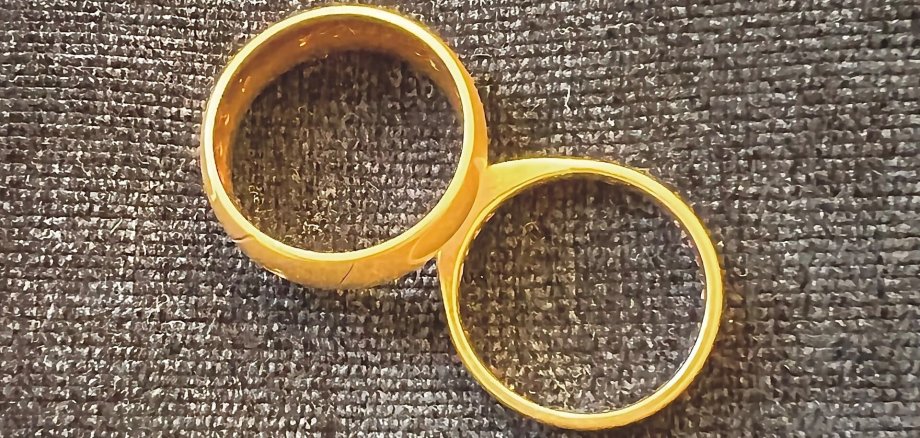 Ein Bild mit zwei Ringen 