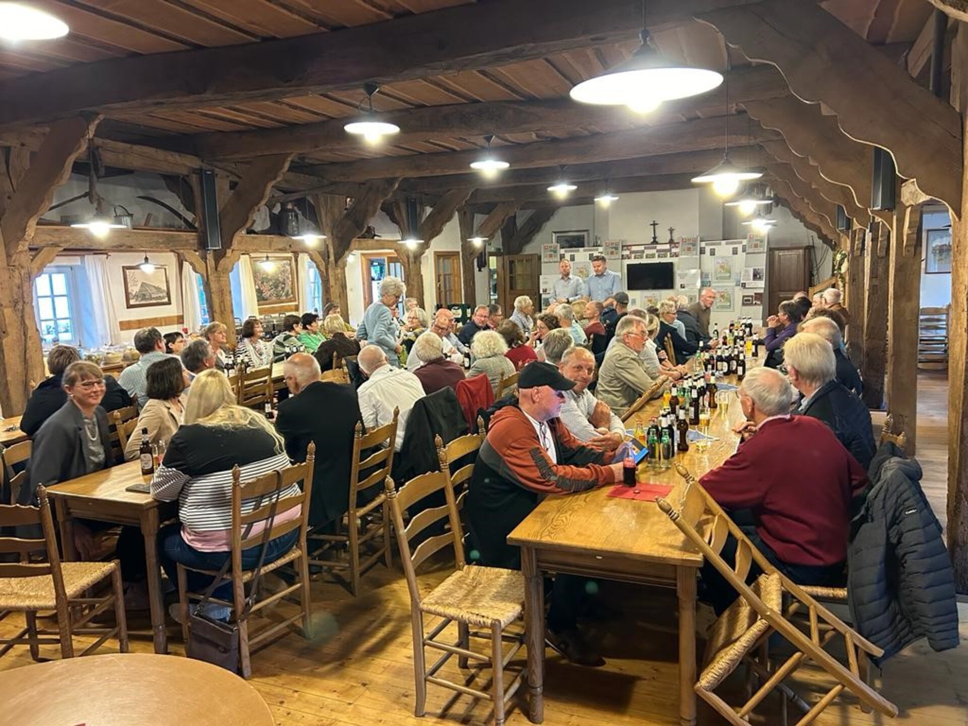 Ein Foto mit vielen Leuten im Saal