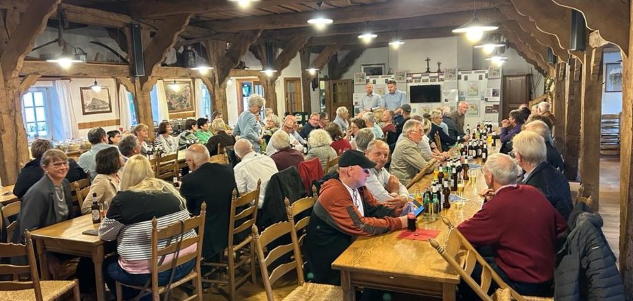 Ein Foto mit vielen Leuten im Saal