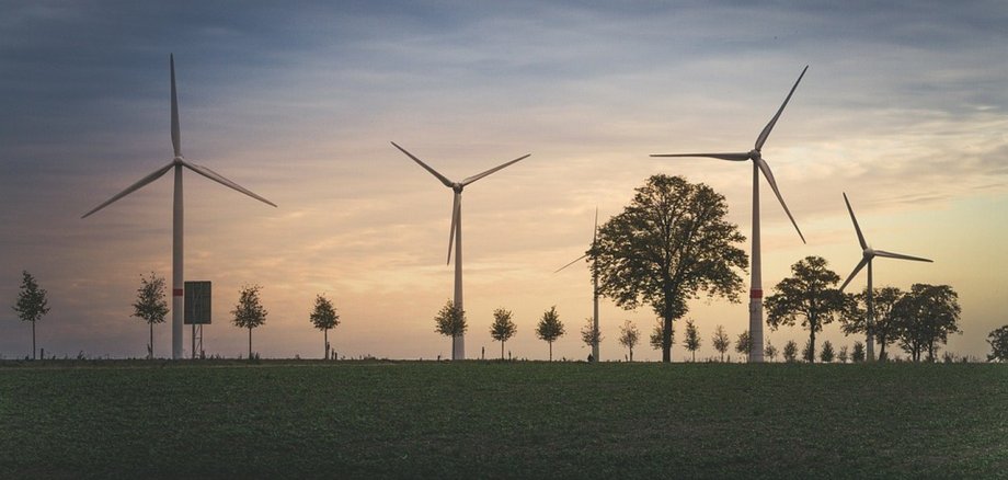 Ein Bild mit verschiedenen Windmühlen 