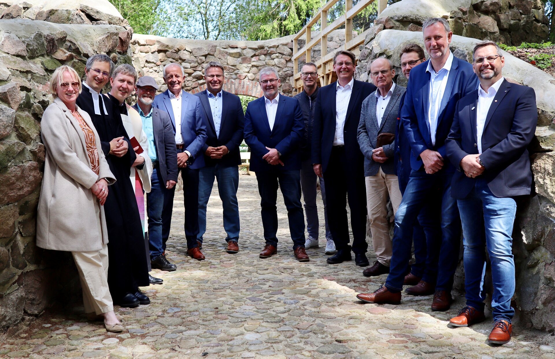 Mehrere Personen vor einer Ruine