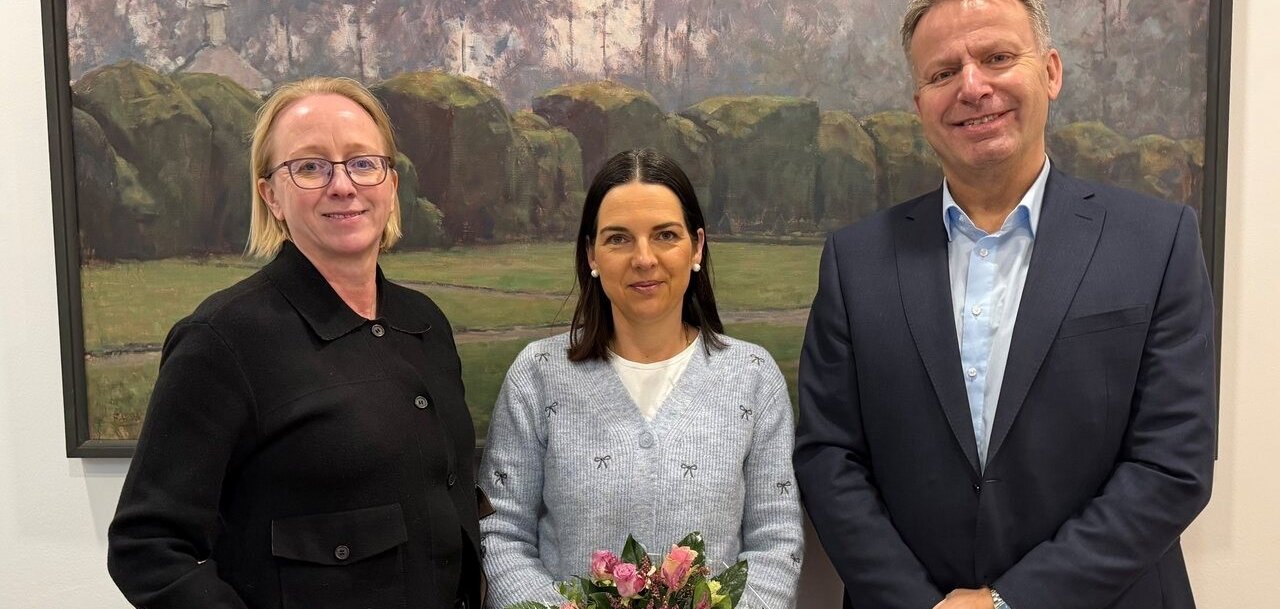 Ein Bild mit drei Personen