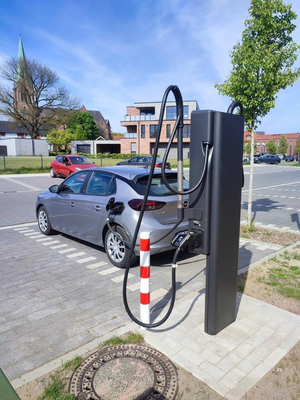 Ein Bild mit einem Auto 