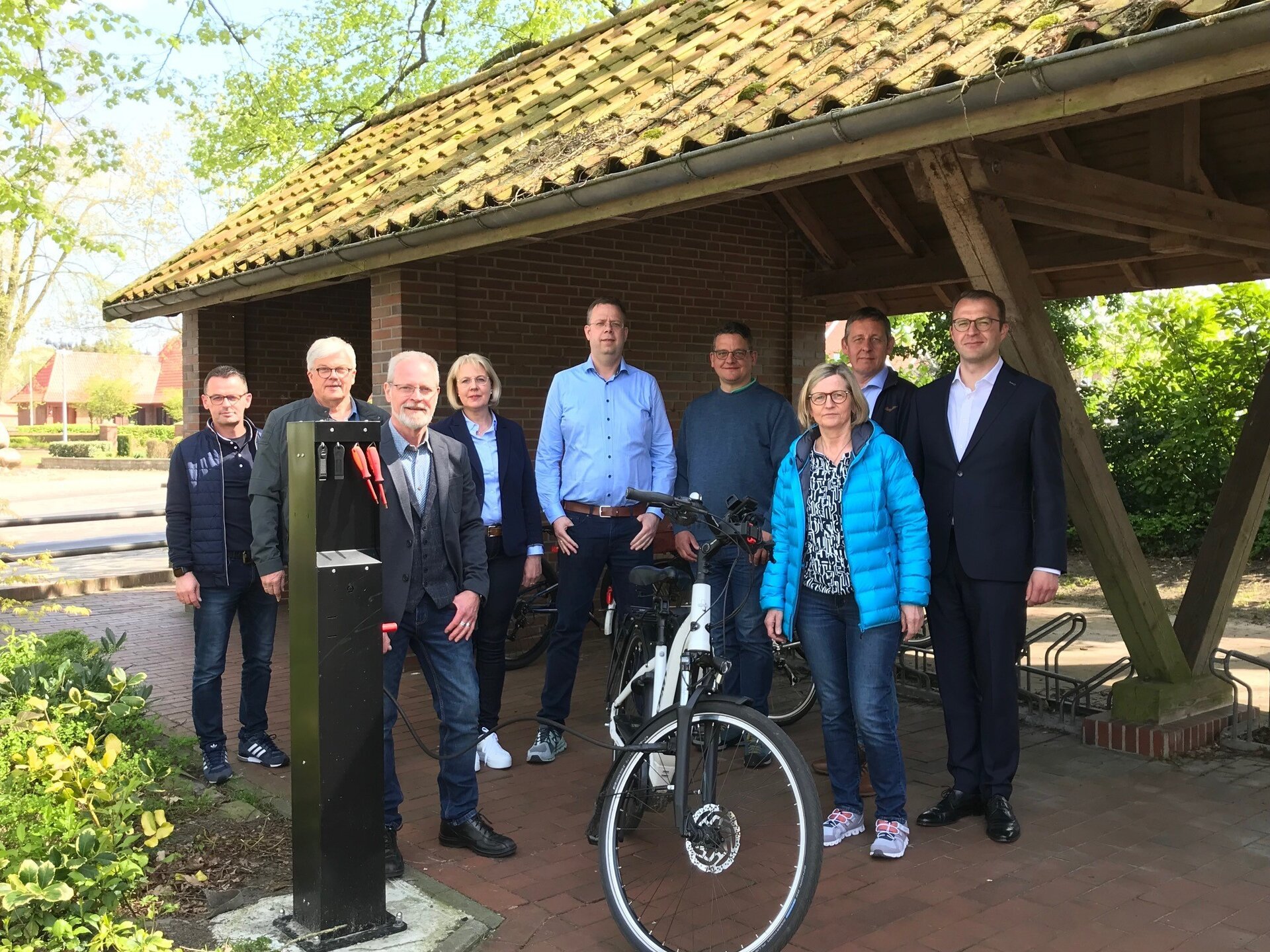 Mehrere Personen vor einer Scheune