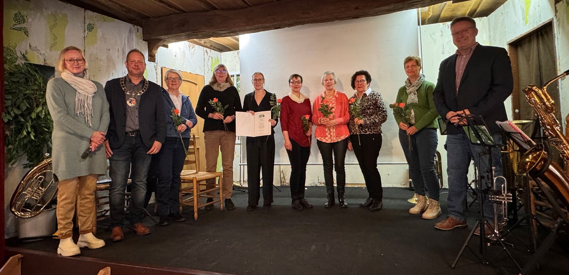 Ein Bild mit mehreren Personen in einem Raum 