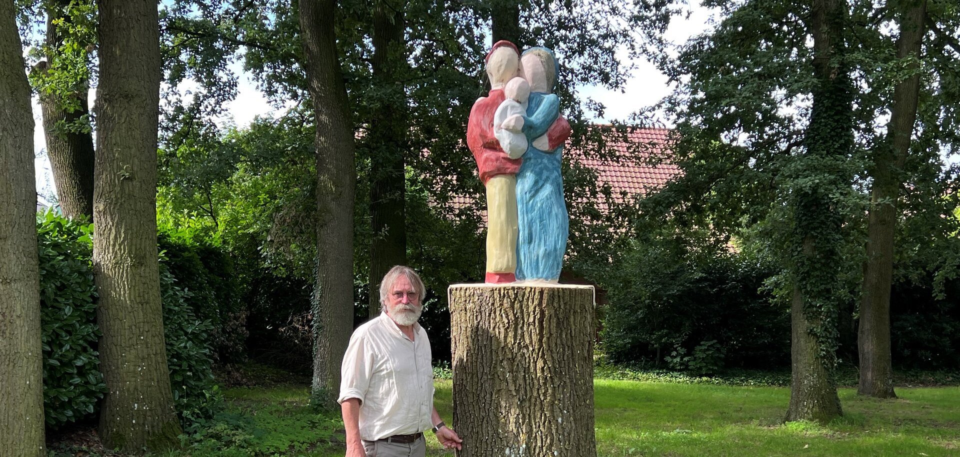 Ein Bild mit einem Mann und einer Figur