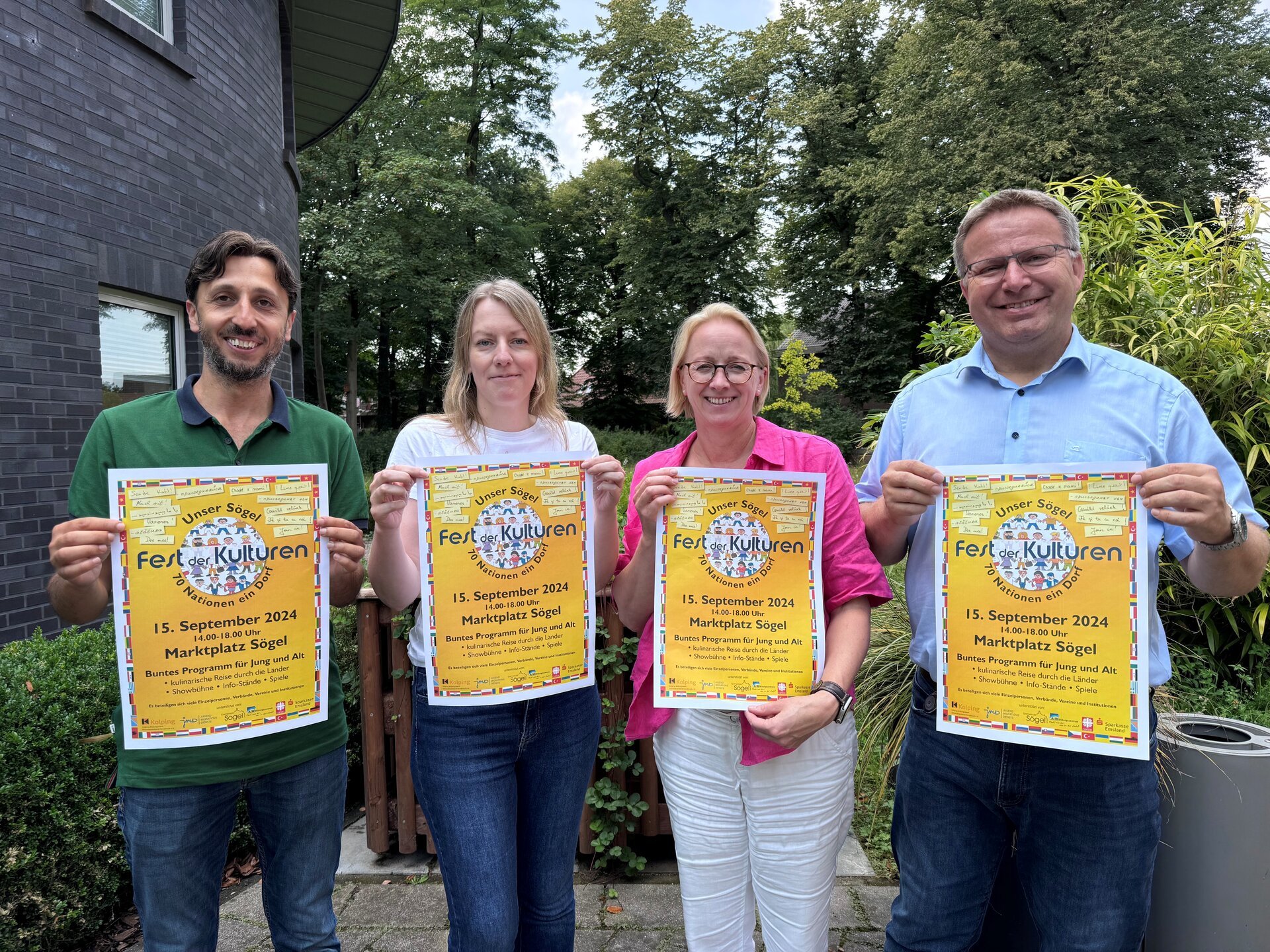 Ein Bild mit vier Personen