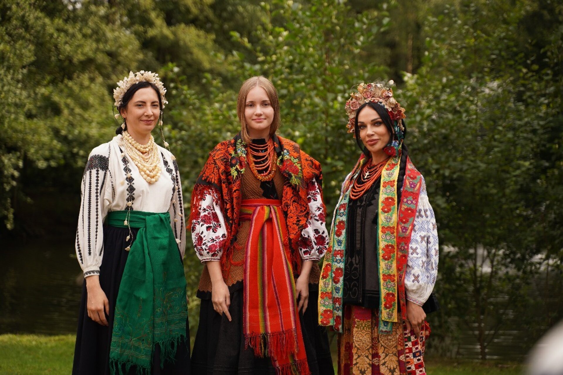 Ein Bild mit drei Frauen