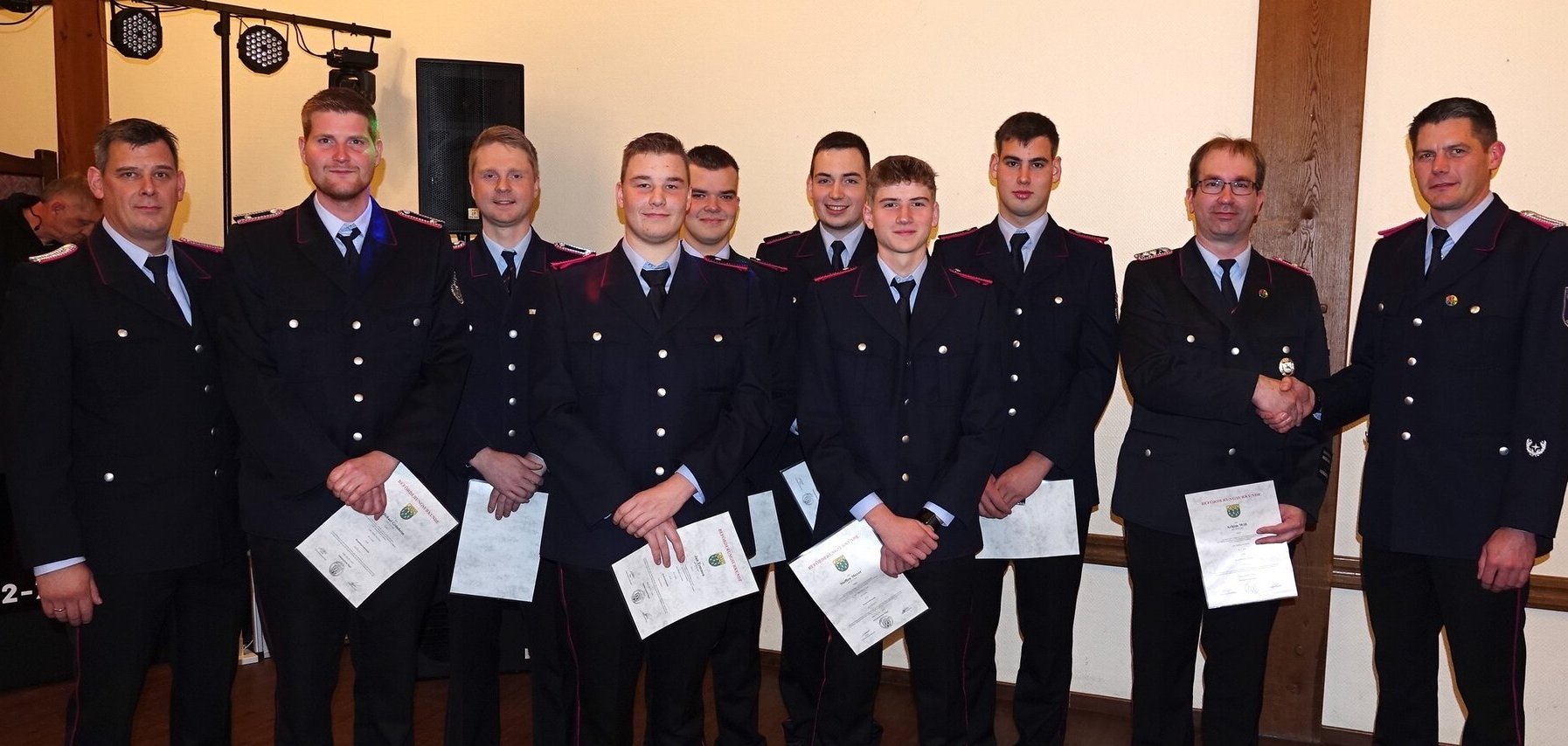 Ein Bild mit viele mehreren Männern der Feuerwehr