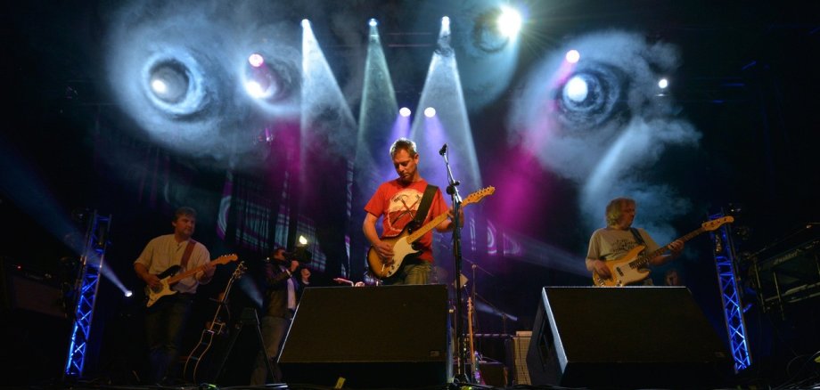 Ein Bild mit einer Band