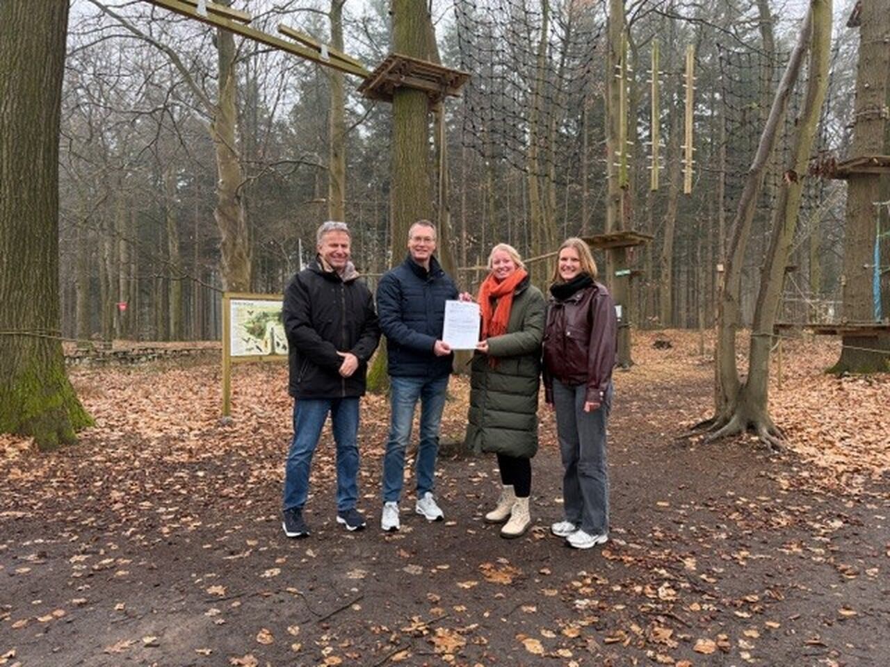 Ein Bild mit vier Personen