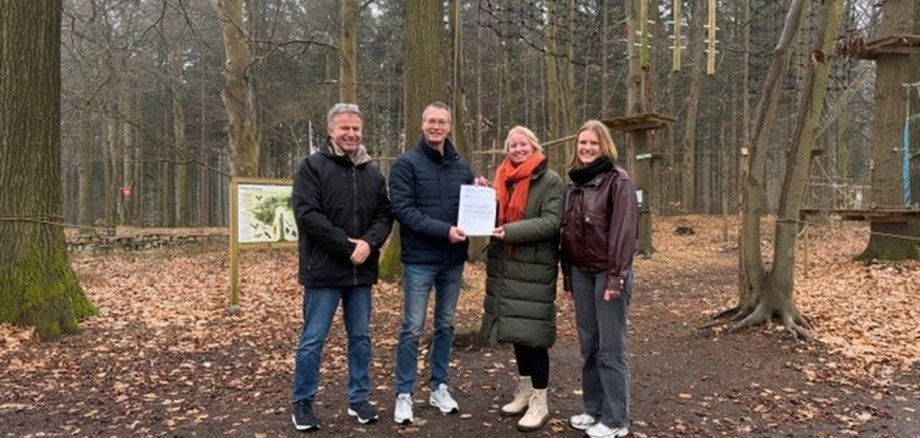 Ein Bild mit vier Personen