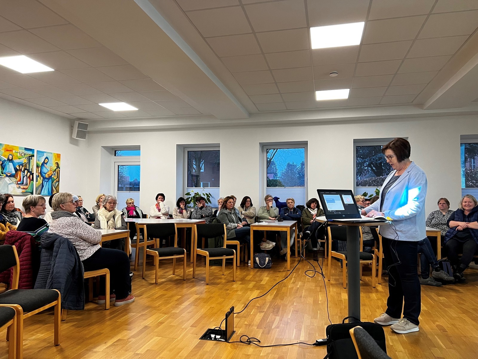 Ein Bild mit mehreren Besuchern einer Veranstaltung