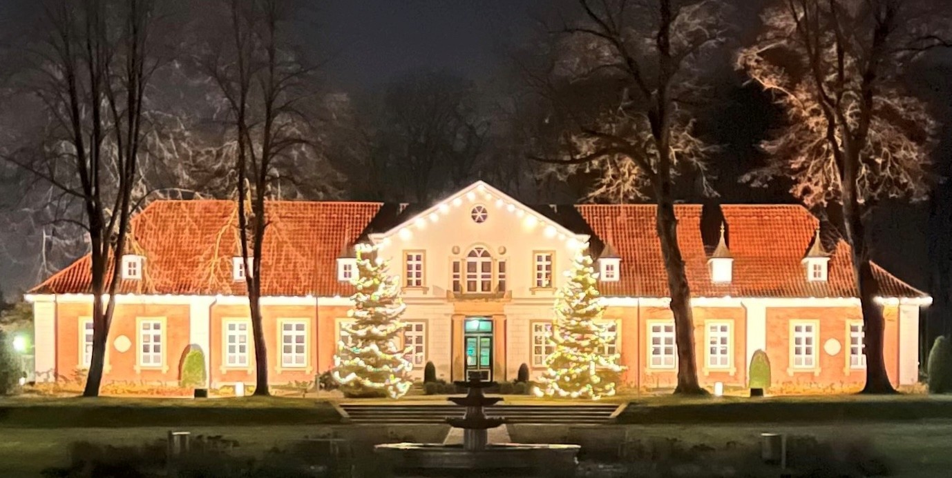 Ein Bild mit einem Gebäude beleuchtet